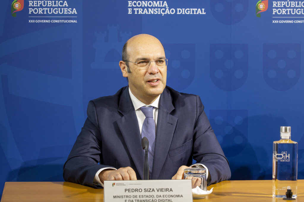 Pedro Siza Vieira, ministro da economia, sentado na secretária